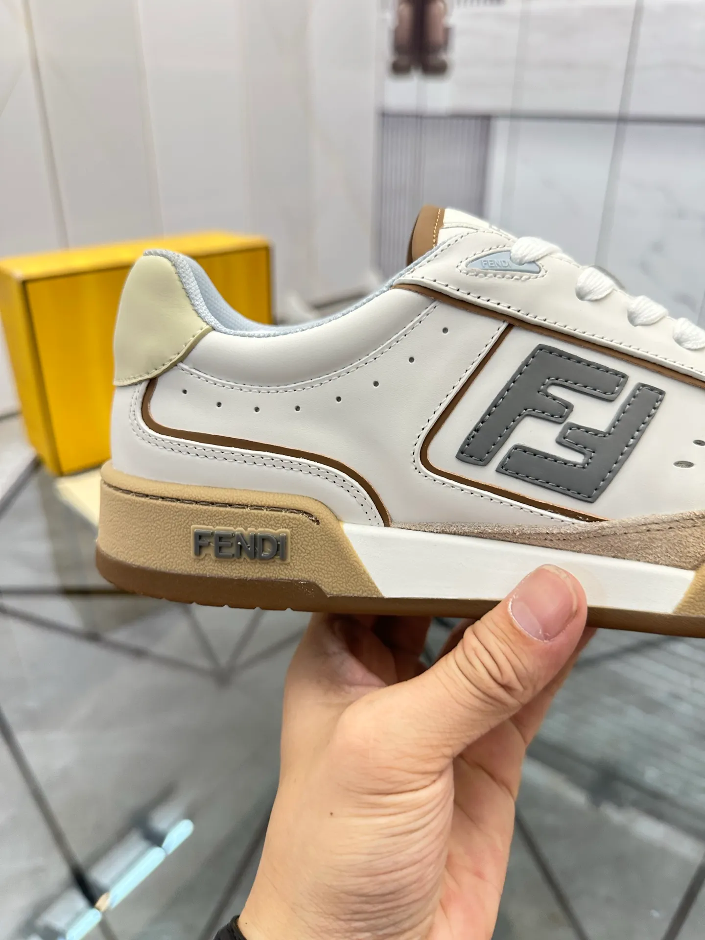 Selling men's shoes 💰: 💰P620¥ Top quality Product trademark: Fendi* "Fendi*" low-top casual shoes Regular size: 35-44 (can be customized to 38.45.46) Product material: imported first-layer nubuck leather upper, breathable lining, original outsole. No.:H208